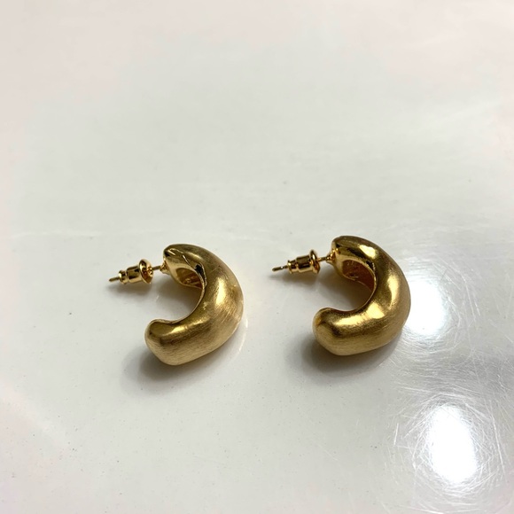 18k GOLD PLATED GOLD PUFF HOLLOW HOOP EARRING - Picture 1 of 3